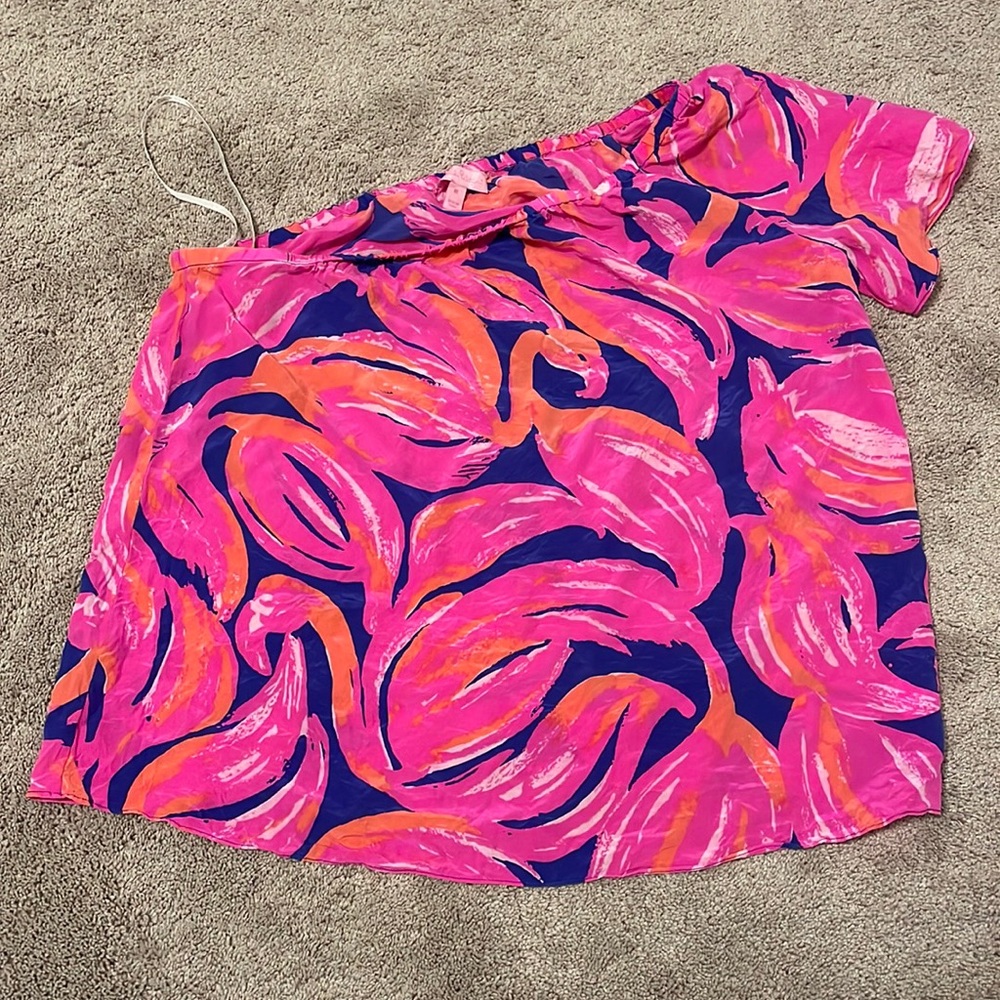 Lillly Pulitzer size M off shirt. Worn once or twice